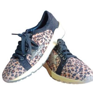 Myra Titbit Sneakers in Leopard Print w/ a Star Size 9